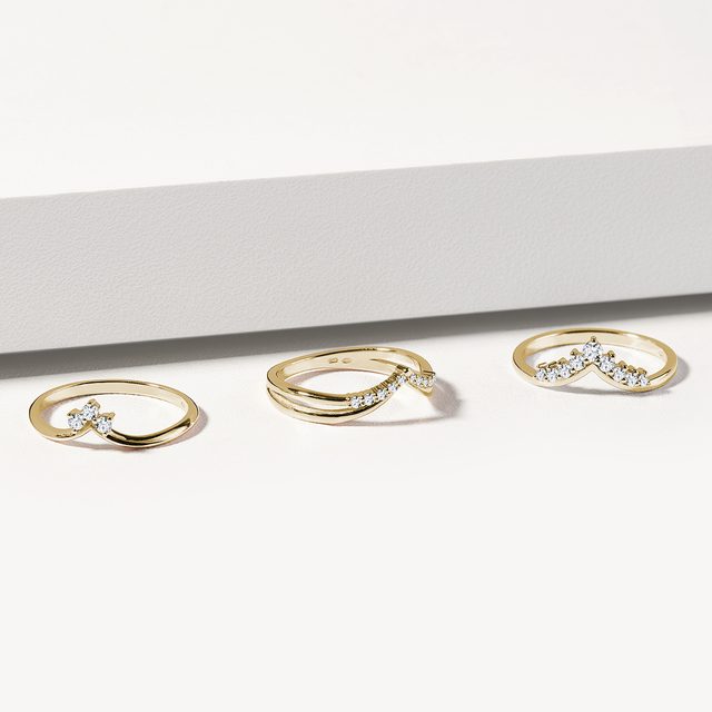 CHEVRONRING AUS GELBGOLD MIT DIAMANT - TRAURINGE FÜR DAMEN - 