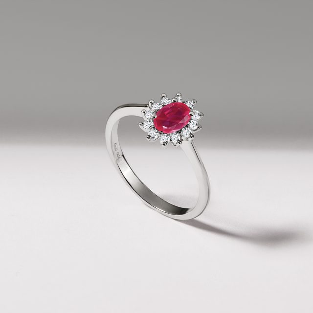 BAGUE EN OR BLANC AVEC RUBIS TAILLE OVALE ET DIAMANTS - BAGUES DE FIANÇAILLES EN RUBIS - 
