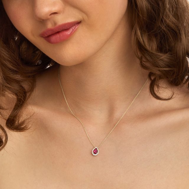 ELEGANTNÍ DIAMANTOVÝ NÁHRDELNÍK S RUBÍNEM VE ŽLUTÉM ZLATĚ - NÁHRDELNÍKY S RUBÍNEM - 