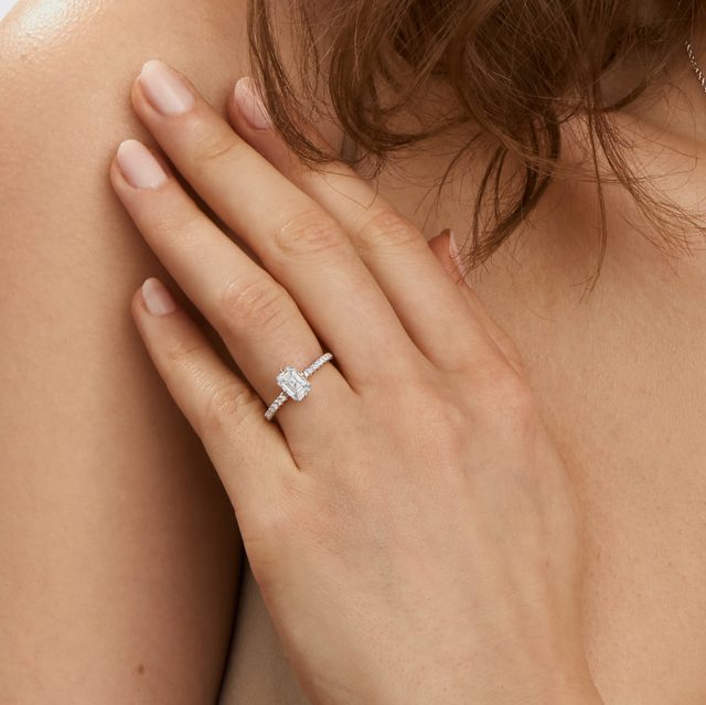 PRSTEN S EMERALD DIAMANTEM V BÍLÉM 14K ZLATĚ - ZÁSNUBNÍ PRSTENY S LAB GROWN DIAMANTY - 