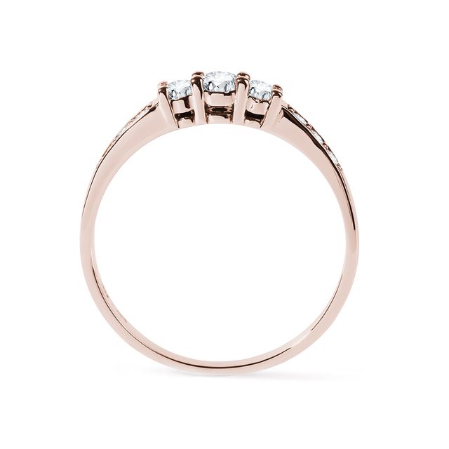 BAGUE EN OR ROSE AVEC TRIADE DE DIAMANTS - BAGUES DE FIANÇAILLES EN DIAMANT - 