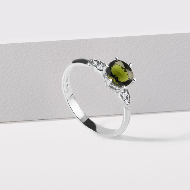 BAGUE EN OR BLANC, MOLDAVITE ET DIAMANTS - BAGUES EN MOLDAVITE - 