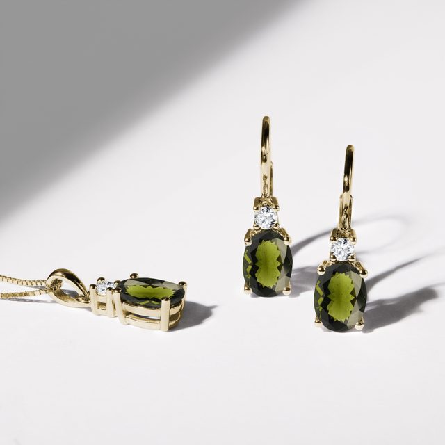 BOUCLES D'OREILLES EN OR JAUNE, MOLDAVITES ET DIAMANTS - BOUCLES D'OREILLES EN MOLDAVITE - 