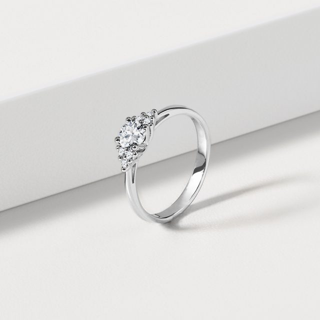 GLANZVOLLER DIAMANTRING AUS WEISSGOLD - VERLOBUNGSRINGE DIAMANTEN - 