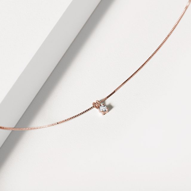 MINIMALISTICKÝ DIAMANTOVÝ NÁHRDELNÍK Z RUŽOVÉHO ZLATA - NÁHRDELNÍKY S DIAMANTMI - 