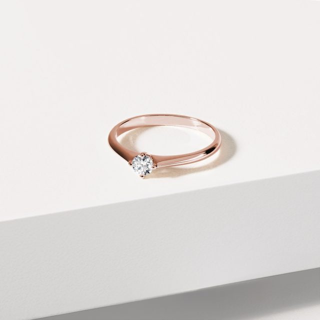 MINIMALISTICKÝ PRSTEN S DIAMANTEM V RŮŽOVÉM ZLATĚ - ZÁSNUBNÍ PRSTENY S BRILIANTEM - 