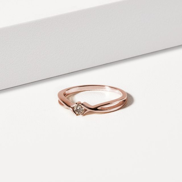 JEMNÝ PRSTÝNEK S CHAMPAGNE DIAMANTEM V RŮŽOVÉM ZLATĚ - ZÁSNUBNÍ PRSTENY S BAREVNÝM DIAMANTEM - 