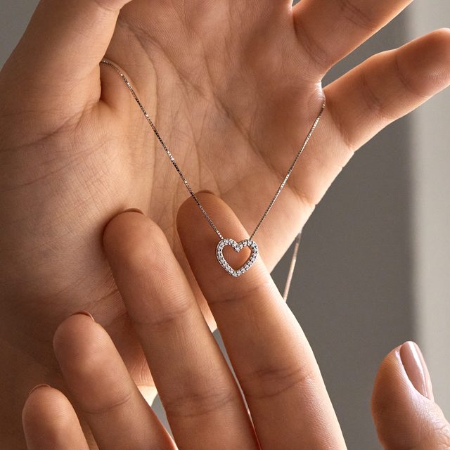 NÁHRDELNÍK VE TVARU DIAMANTOVÉHO SRDCE Z BÍLÉHO ZLATA - NÁHRDELNÍKY S DIAMANTY - 