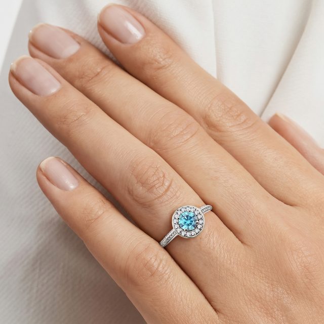 BAGUE HALO EN OR BLANC AVEC DIAMANT BLEU ET DIAMANTS - BAGUES AVEC DIAMANTS DE SYNTHÈSE - 