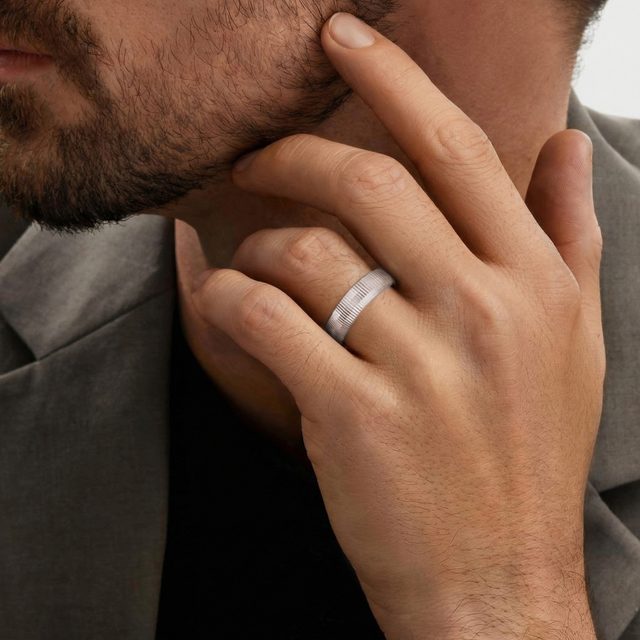 MODERNÝ PÁNSKY PRSTEŇ S VRÚBKOVANÍM V BIELOM 14K ZLATE - PRSTENE BIELE ZLATO - 