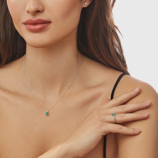 COLLIER EN OR BLANC AVEC ÉMERAUDE ET DIAMANT - COLLIERS AVEC ÉMERAUDE - 