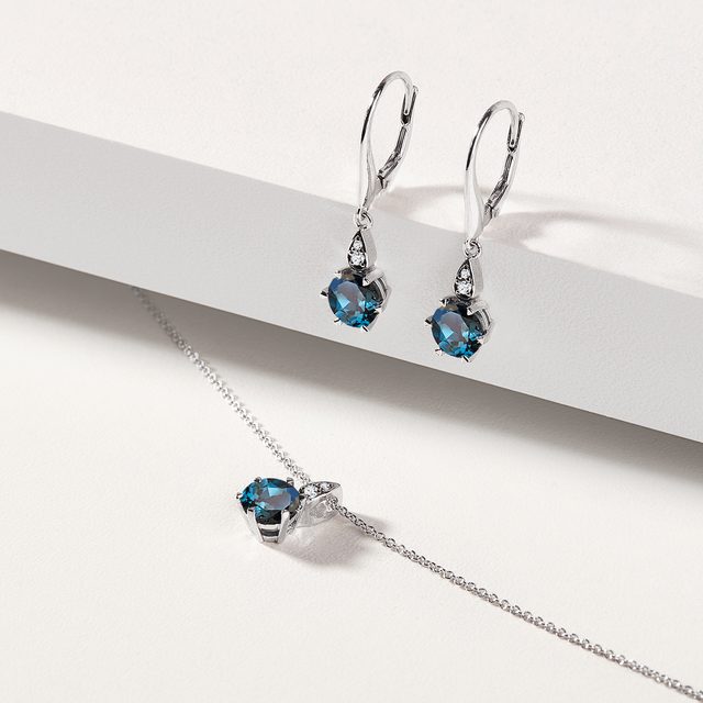 BOUCLES D'OREILLES EN OR BLANC COMPOSÉES DE TOPAZES LONDON BLUE ET DE DIAMANTS - BOUCLES D'OREILLES EN TOPAZE - 