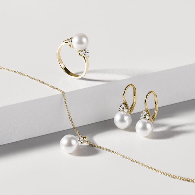 BOUCLES D'OREILLES ET COLLIER EN OR ET PERLES D'AKOYA - PARURES DE PERLES - 