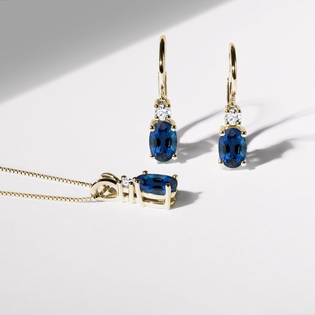 BOUCLES D'OREILLES EN OR, SAPHIRS ET DIAMANTS - BOUCLES D'OREILLES EN SAPHIR - 