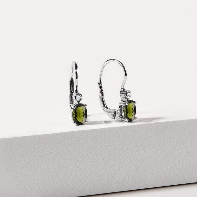 BOUCLES D'OREILLES EN OR BLANC, MOLDAVITES ET DIAMANTS - BOUCLES D'OREILLES EN MOLDAVITE - 