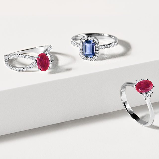 BAGUE EN OR BLANC, RUBIS ET DIAMANTS - BAGUES DE FIANÇAILLES EN RUBIS - 