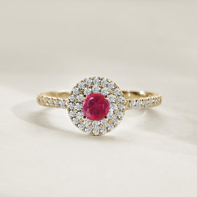 PIERŚCIONEK HALO Z ŻÓŁTEGO ZŁOTA Z RUBINEM I DIAMENTAMI - RUBINOWE PIERŚCIONKI ZARĘCZYNOWE - 