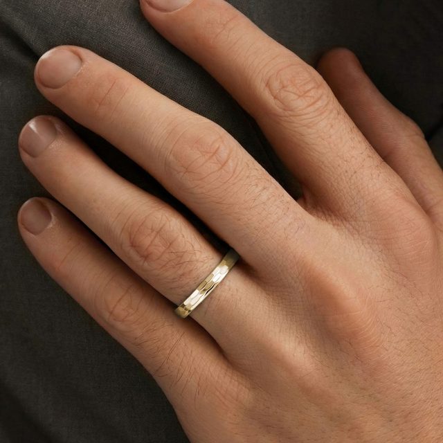 PÁNSKÝ PRSTEN S RYTÝM POVRCHEM VE 14K ZLATĚ - PÁNSKÉ SNUBNÍ PRSTENY - 