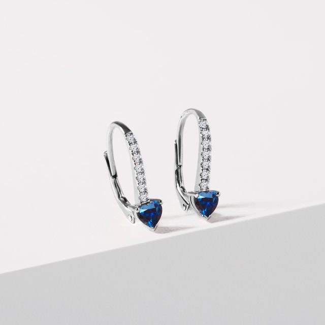 BOUCLES D'OREILLES EN OR BLANC, DIAMANTS ET SAPHIRS CŒUR - BOUCLES D'OREILLES EN SAPHIR - 