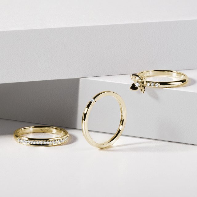 DELICATE DIAMOND RING MADE OF YELLOW GOLD - WOMEN'S WEDDING RINGS - 