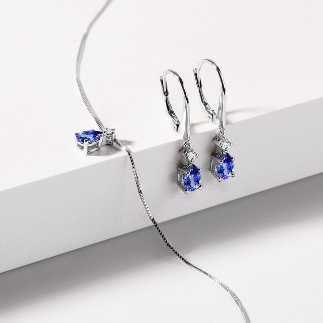 BOUCLES D'OREILLES ET COLLIER EN OR BLANC ET TANZANITES - ENSEMBLES DE BIJOUX EN GEMMES - 