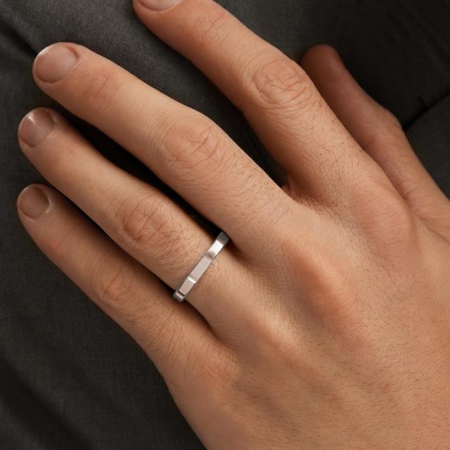 HERRENRING MIT GRAVUR AUS GLÄNZENDEM WEISSGOLD - TRAURINGE FÜR HERREN - 