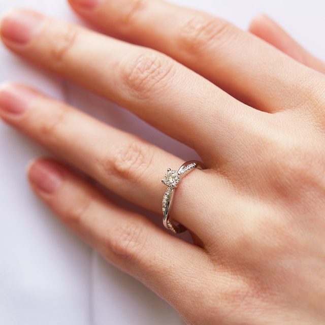 PRSTÝNEK S DIAMANTEM V BÍLÉM ZLATĚ - DIAMANTOVÉ ZÁSNUBNÍ PRSTENY - 