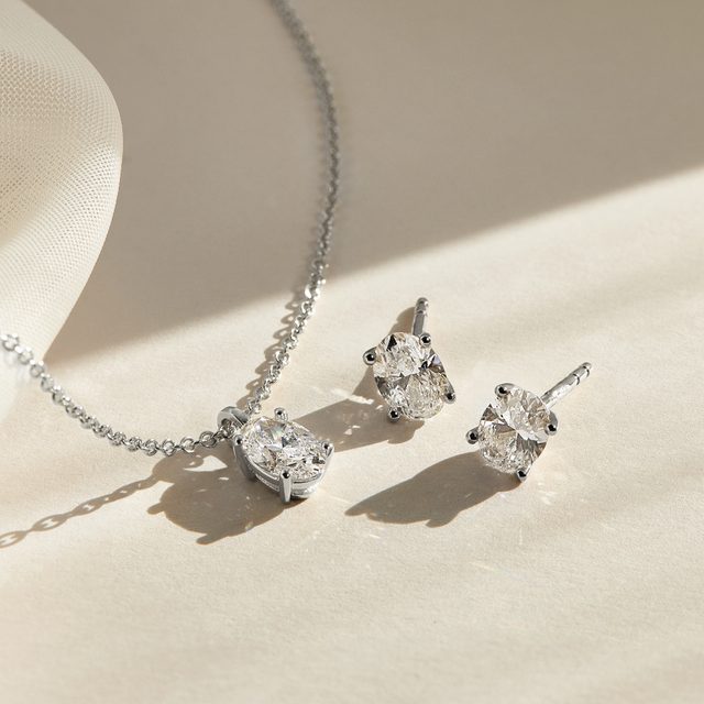 NÁHRDELNÍK Z BÍLÉHO ZLATA S OVÁLNÝM LAB GROWN DIAMANTEM - NÁHRDELNÍKY S DIAMANTY - 