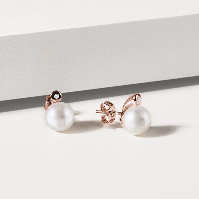 NÁUŠNICE Z RUŽOVÉHO ZLATA S PERLOU A BEZEL DIAMANTOM - PERLOVÉ NÁUŠNICE - 