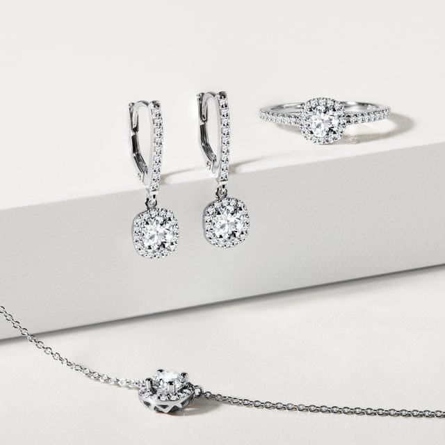 UN ENSEMBLE DE BIJOUX LUXUEUX AVEC DES DIAMANTS DANS UN STYLE HALO - ENSEMBLES DE BIJOUX EN DIAMANT - 