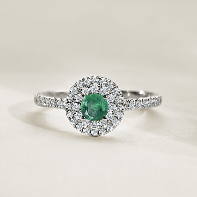 BAGUE EN OR BLANC AVEC DOUBLE HALO DE DIAMANTS ET ÉMERAUDE - BAGUES EN ÉMERAUDE - 