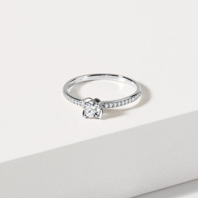 BAGUE DE FIANÇAILLES DÉLICATE EN OR BLANC AVEC DIAMANTS - BAGUES DE FIANÇAILLES EN DIAMANT - 