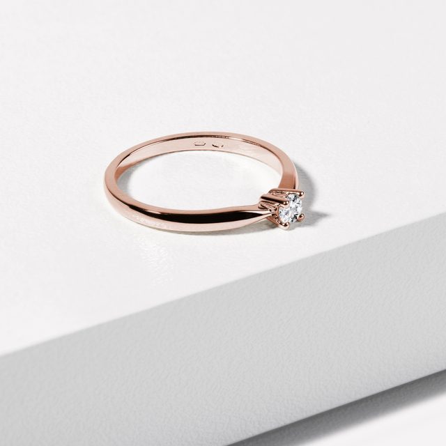 KLASICKÝ ZÁSNUBNÝ PRSTEŇ Z RUŽOVÉHO ZLATA S BRILIANTOM - ZÁSNUBNÉ PRSTENE S BRILIANTOM - 