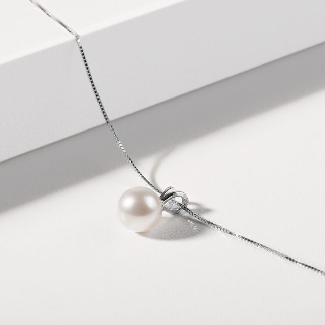 ZLATÝ NÁHRDELNÍK S AKOYA PERLOU - PERLOVÉ PŘÍVĚSKY - 