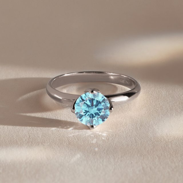 PIERŚCIONEK ZARĘCZYNOWY Z 1KT NIEBIESKIM DIAMENTEM W BIAŁYM ZŁOCIE - PIERŚCIONKI Z LAB GROWN DIAMENTAMI - 