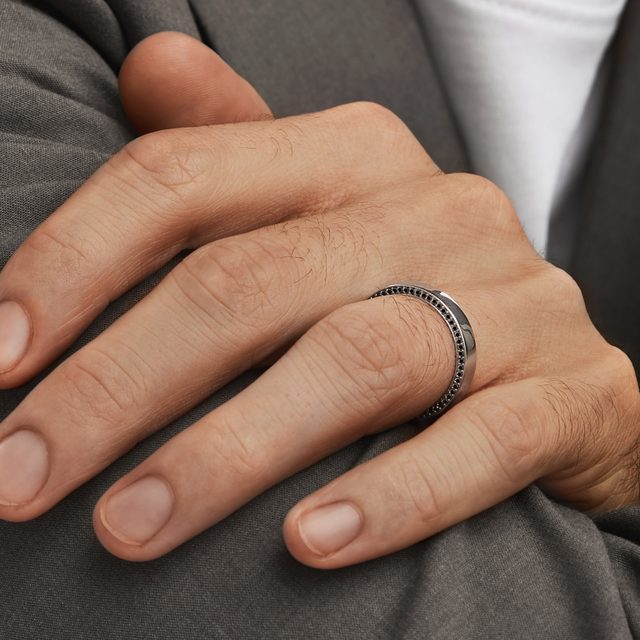 ALLIANCE EN OR BLANC AVEC DIAMANTS NOIRS - ALLIANCES DE MARIAGE HOMMES - 