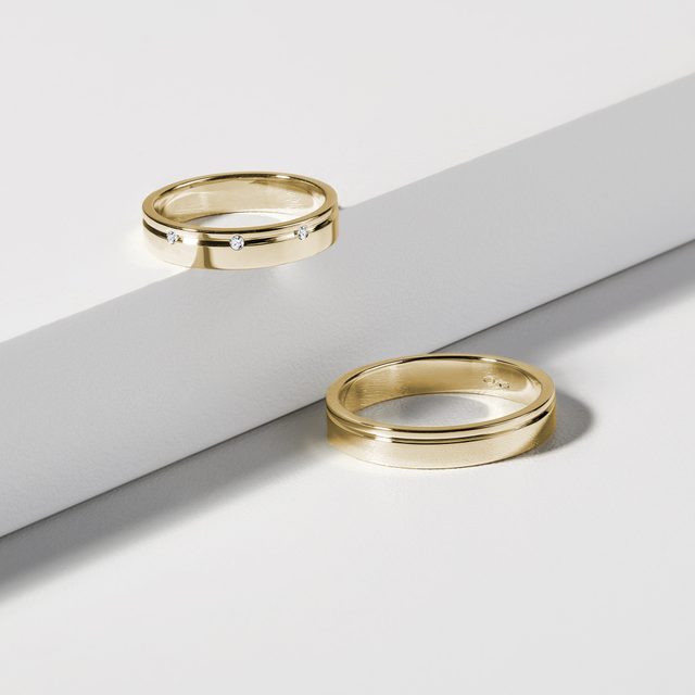 ALLIANCE FÉMININE EN OR JAUNE AVEC TROIS DIAMANTS - ALLIANCES DE MARIAGE FEMMES - 