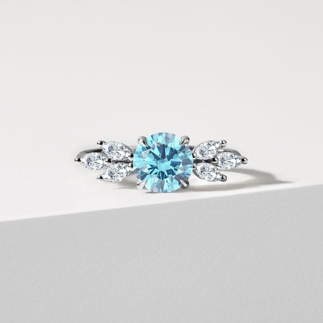 PIERŚCIONEK ZARĘCZYNOWY Z 1KT NIEBIESKIM DIAMENTEM W BIAŁYM ZŁOCIE - PIERŚCIONKI Z LAB GROWN DIAMENTAMI - 