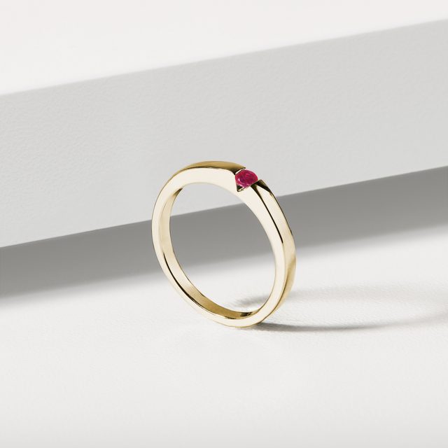 BAGUE POUR FEMME MINIMALISTE EN OR JAUNE AVEC RUBIS - BAGUES DE FIANÇAILLES EN RUBIS - 
