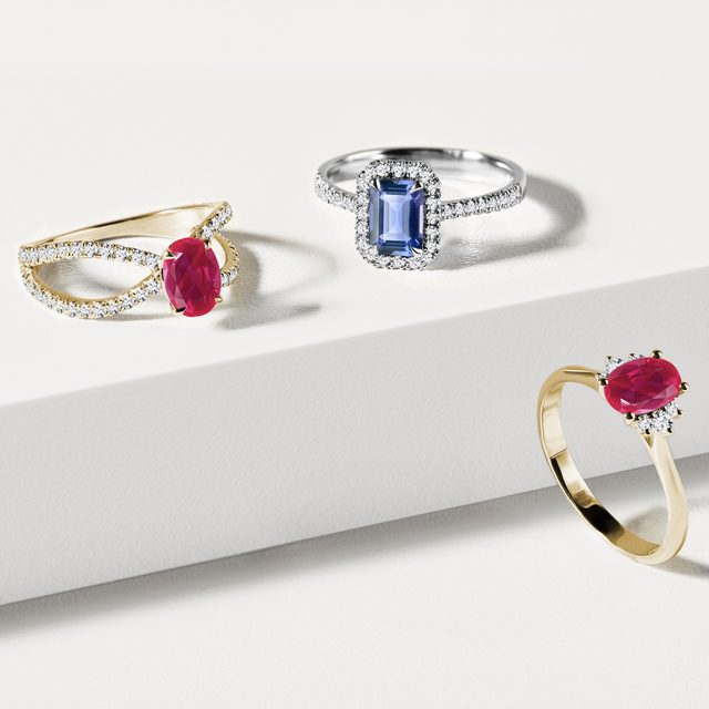 TRADITIONELLER RING MIT RUBIN UND DIAMANT IN GELBGOLD - RUBIN-VERLOBUNGSRINGE - 