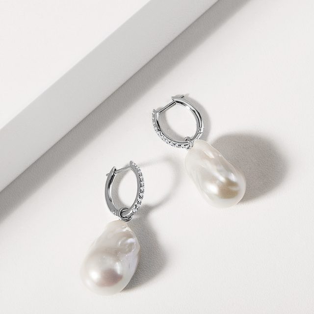 NÁUŠNICE KRUHY S BAROKNÍMI PERLAMI V BÍLÉM ZLATĚ - PERLOVÉ NÁUŠNICE - 