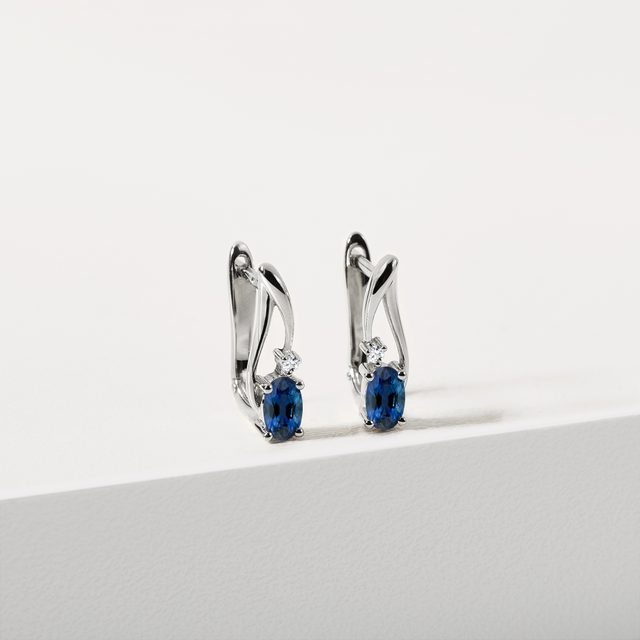 BOUCLES D'OREILLES EN OR BLANC AVEC SAPHIRS ET DIAMANTS - BOUCLES D'OREILLES EN SAPHIR - 
