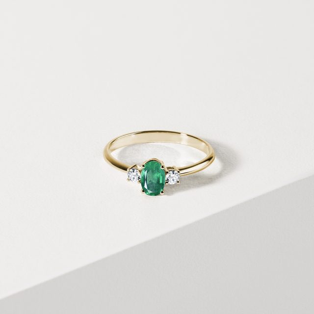 PIERŚCIONEK Z ŻÓŁTEGO ZŁOTA Z OWALNYM SZMARAGDEM I DWOMA BRYLANTAMI - PIERŚCIONKI ZE SZMARAGDAMI - 