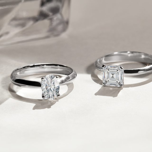 BAGUE DE FIANÇAILLES EN OR BLANC, AVEC DIAMANT TAILLE OVALE - BAGUES AVEC DIAMANTS DE SYNTHÈSE - 