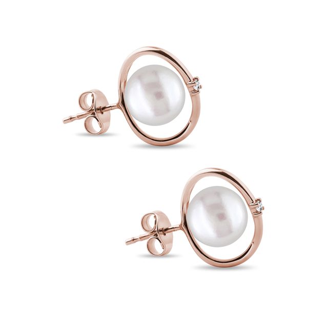 KOLCZYKI Z RÓŻOWEGO ZŁOTA OZDOBIONE BIAŁYMI PERŁAMI I MAŁYMI DIAMENTAMI - KOLCZYKI Z PERŁAMI - 