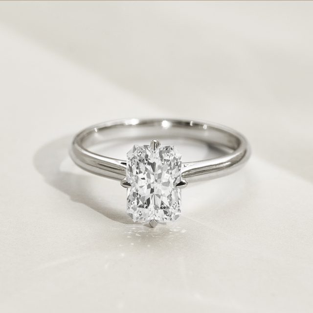 BAGUE EN OR BLANC ET DIAMANT TAILLE RADIANT - BAGUES AVEC DIAMANTS DE SYNTHÈSE - 