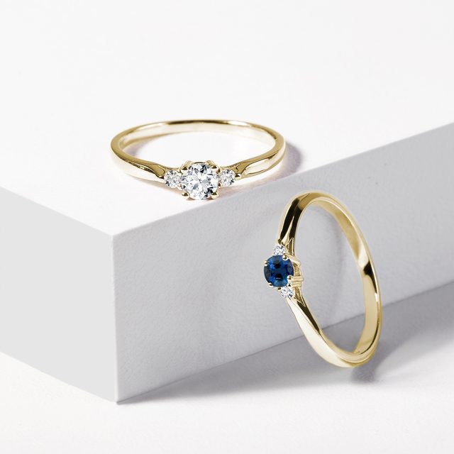 PIERŚCIONEK Z ŻÓŁTEGO ZŁOTA Z SZAFIREM I DIAMENTAMI - PIERŚCIONKI ZARĘCZYNOWE Z SZAFIREM - 