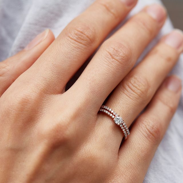 BRILIANTOVÁ ZÁSNUBNÍ SADA V RŮŽOVÉM ZLATĚ - SADY SNUBNÍCH A ZÁSNUBNÍCH PRSTENŮ - 