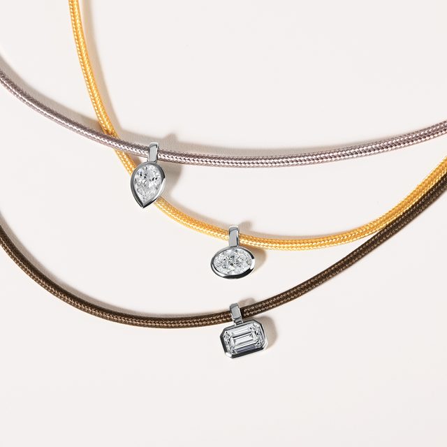 ANHÄNGER MIT SMARAGDGESCHLIFFENEM DIAMANTEN IN WEISSGOLD - MAGNETISCHE HALSKETTEN - 