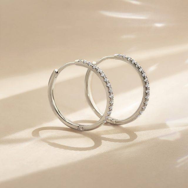 CRÉOLES EN OR BLANC AVEC DIAMANTS - BOUCLES D'OREILLES EN DIAMANT - 